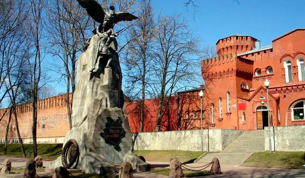 Страна города смоленск. Смоленск город герой. Смоленск памятник Смоленск город герой. Башня Россия героям 1812 года в Смоленске. Памятник героям 1812 года в Смоленске.