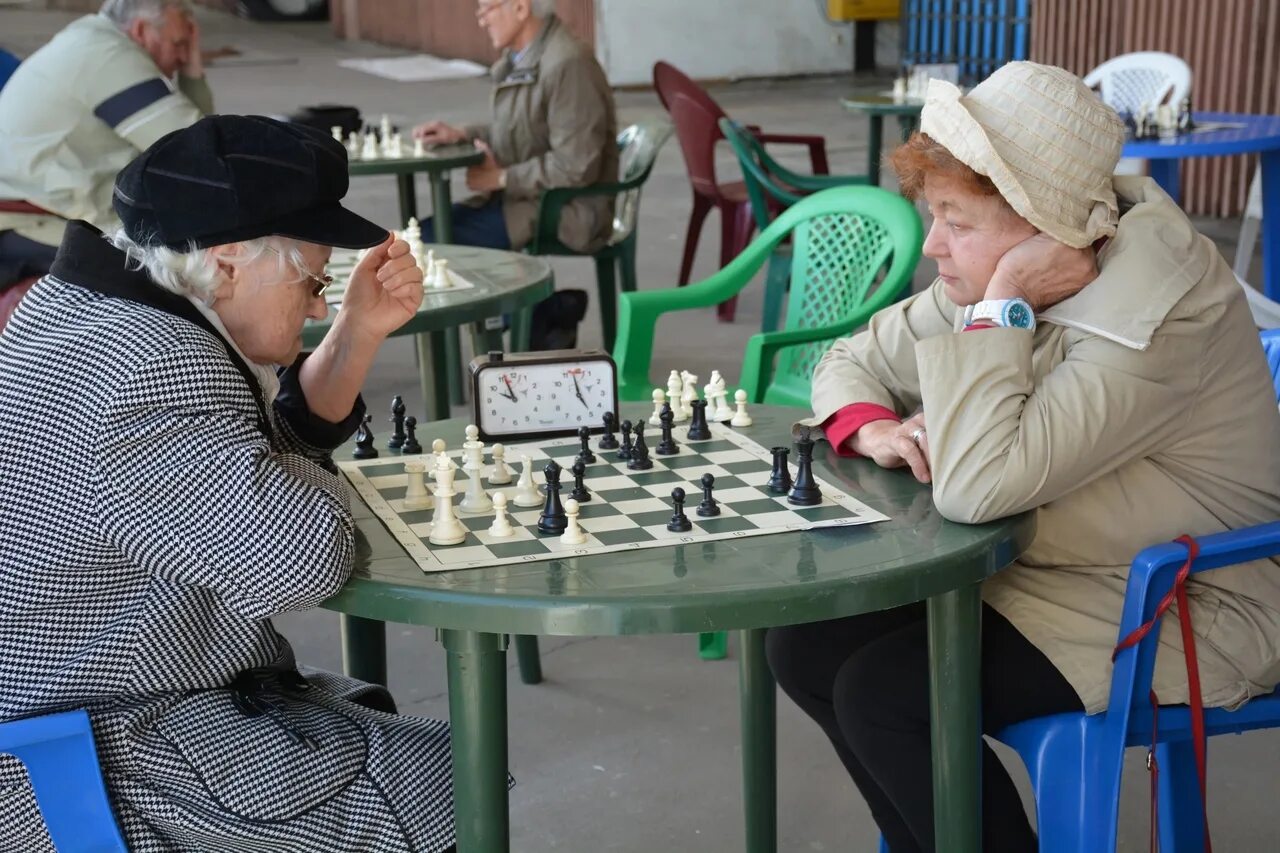 Для пенсионеров в 2023 году. Шахматы пенсионеры. Пенсионеры в Москве. Пенсионеры играют в шахматы. Московские пенсионеры.
