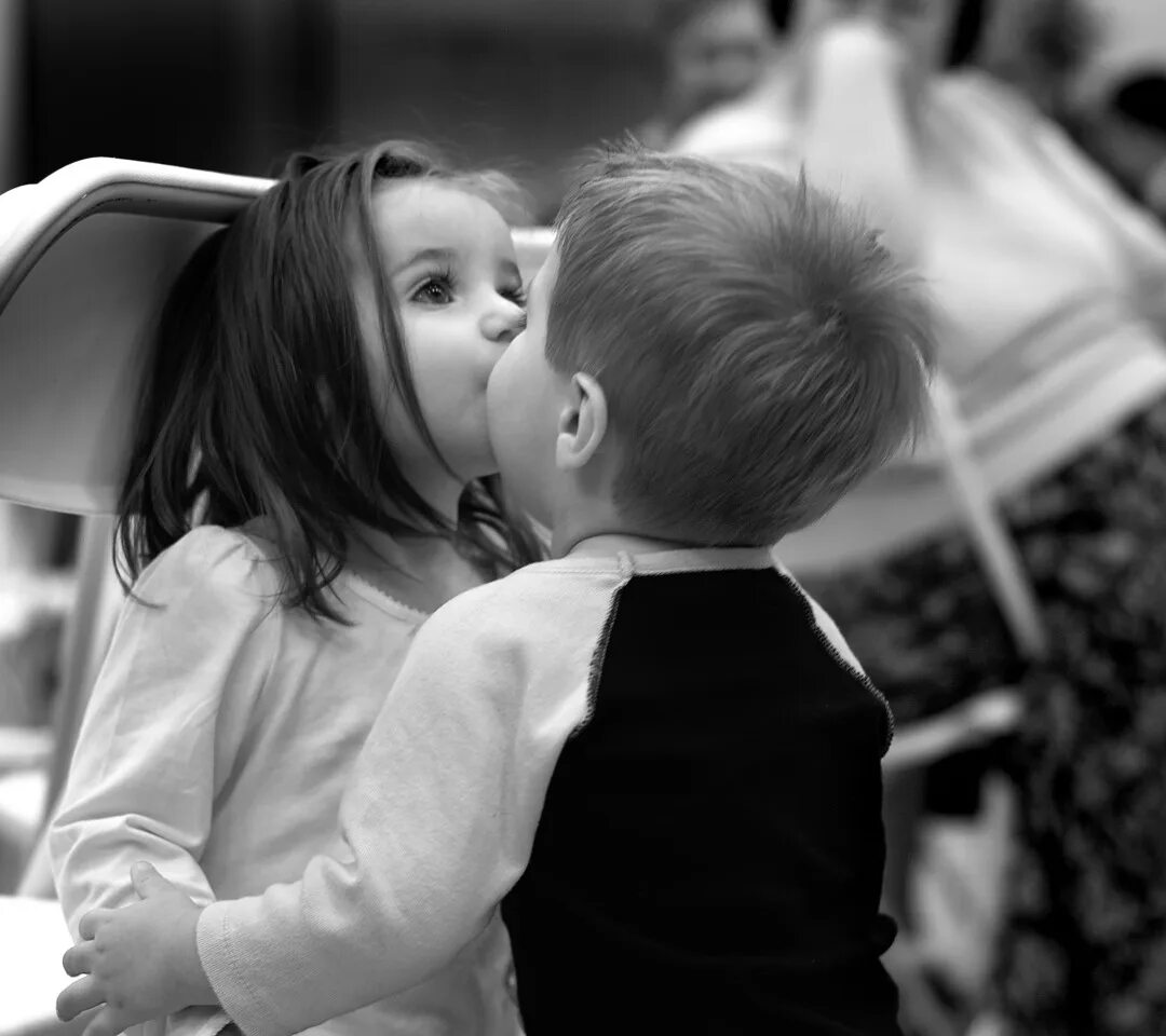 Детский поцелуй. Поцелуй мальчика и девочки. Любовь к ребенку. Мальчик целует девочку.