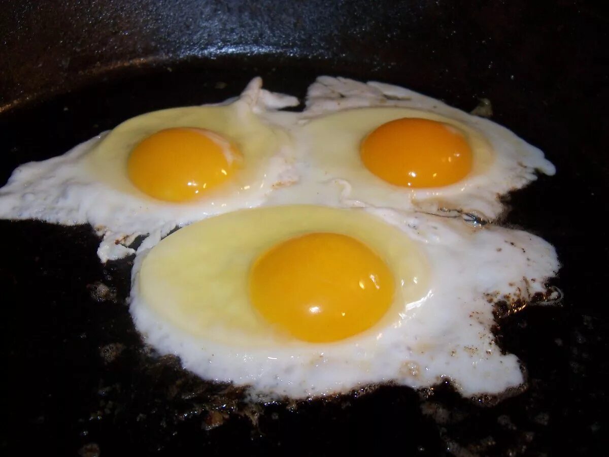 Яичница глазунья 3 яйца. Жареные яйца. Яичница глазунья. Глазок яичница. Домашние яйца жареные.