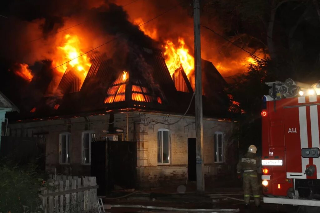 Покажи дом горит. Пожар в частном секторе. Горящий частный дом. Сгоревший частный дом. Горящие дома частного сектора.