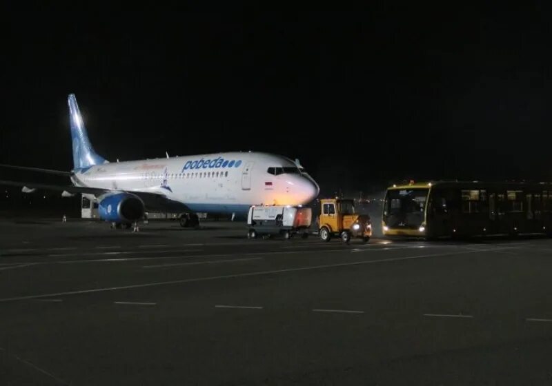 Омск самолет омск ташкент. Омский аэропорт самолеты. Самолет победа в аэропорту. Самолёт победа Тюмень. Самолет Омск Москва.