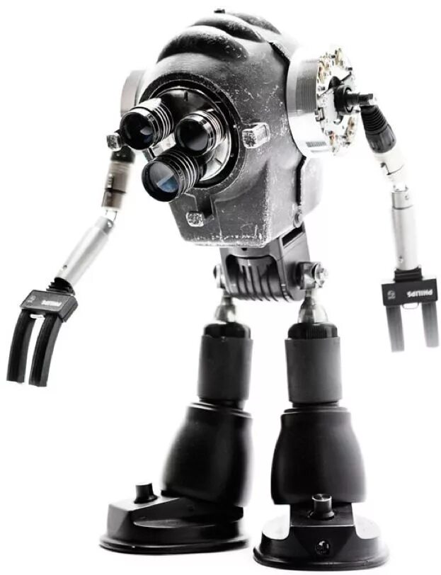 Robots out. Робот из. Скульптура робота. Робот из подручных материалов. Прикольный робот.