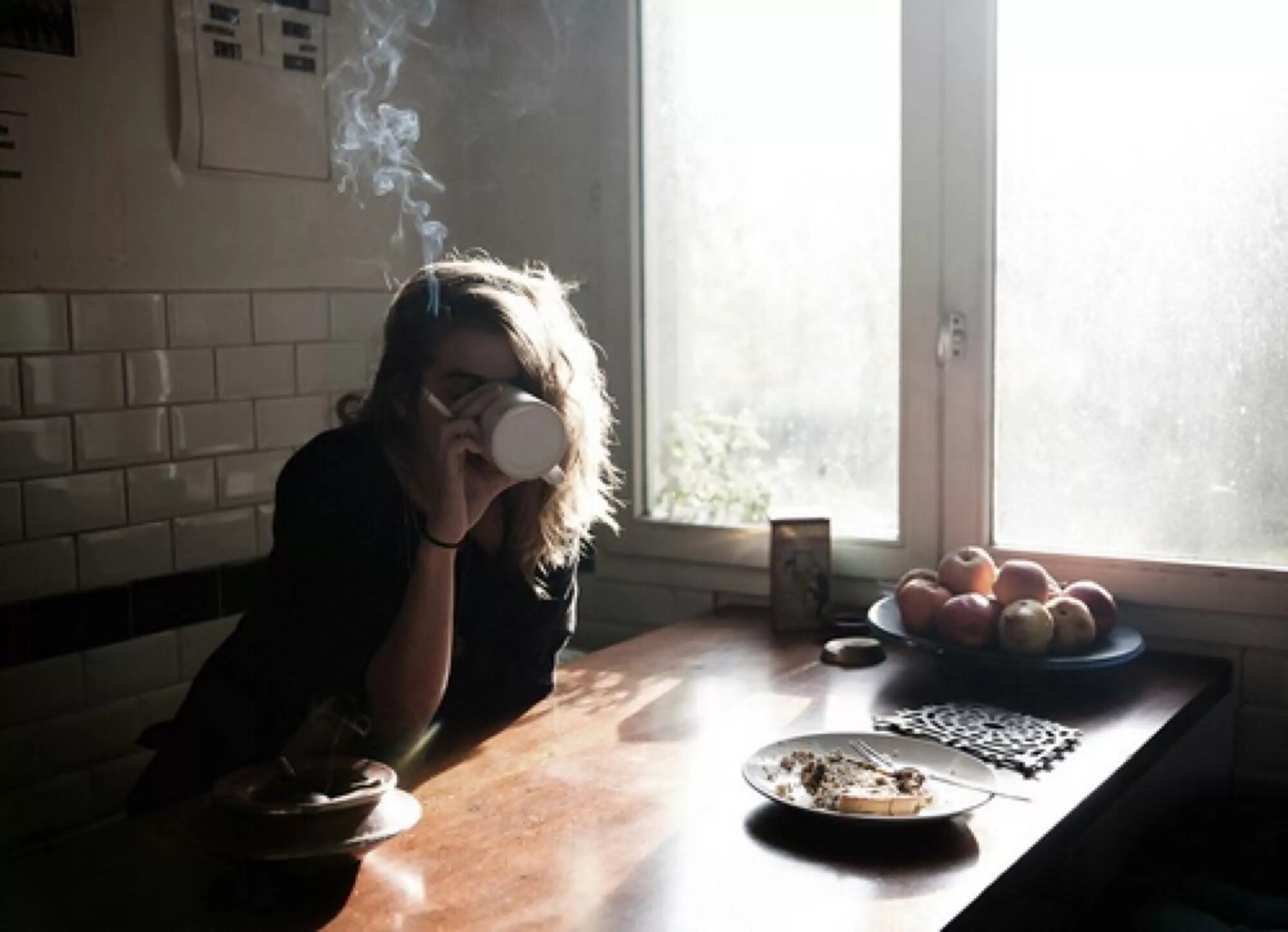 А ночью на кухне слушать. Утро Эстетика девушка. Девушка курит на кухне. Грустная девушка на кухне. Девушка с сигаретой и кофе.