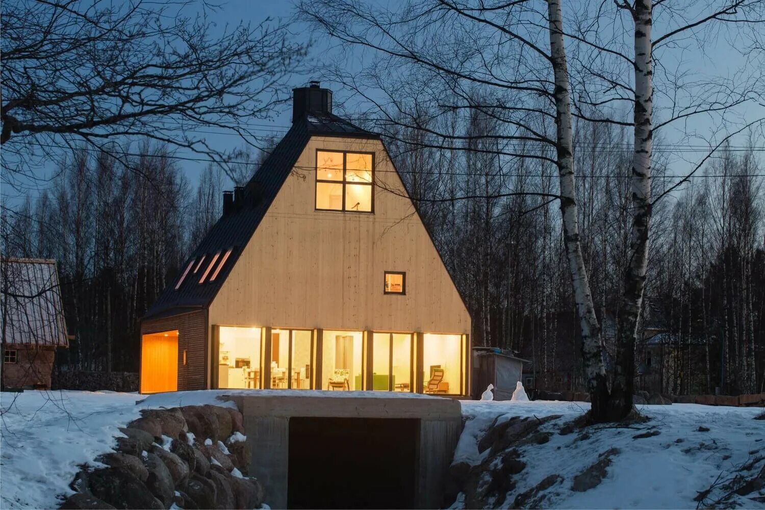 Черный дом в лесу. Экодом финляндия. Хвоя дом. Ландшафт с соснами. Хвоя дом.