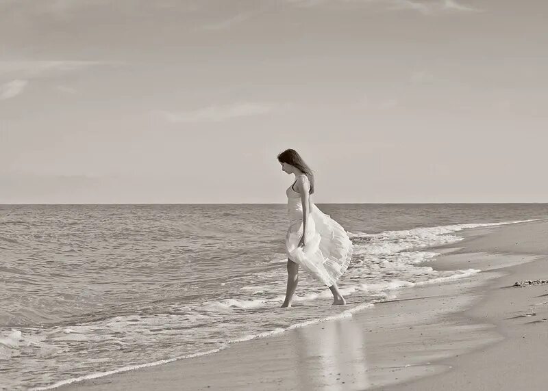 Девушка бежит к морю. Девушка бежит по берегу. Девушка на берегу моря. Бежать к морю. Женщина идет по берегу
