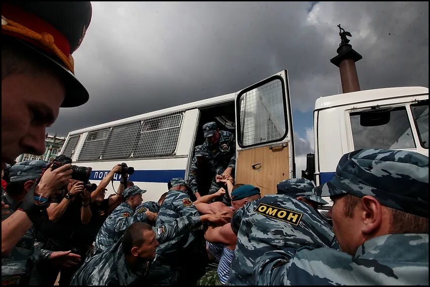 Омон ехал час. ОМОН автозаки. Грузовик ОМОНА. Полицейский автозак ОМОН. Машина ОМОН С ОМОН.