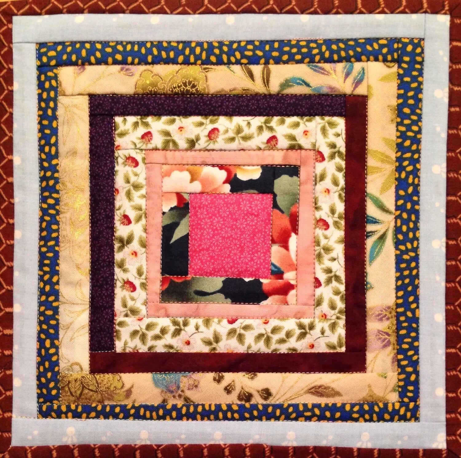 пэчворк техника «бревенчатая изба». техника лоскутного шитья бревенчатая изба. пэчворк блок изба. пэчворк техника «бревенчатая изба». пэчворк блок изба.