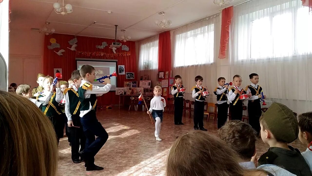 Оркестр на выпускной в детском саду музыка. Оркестр в дет саду. Детский оркестр в детском саду. Марш в детском саду. Марш для детей в детском саду.