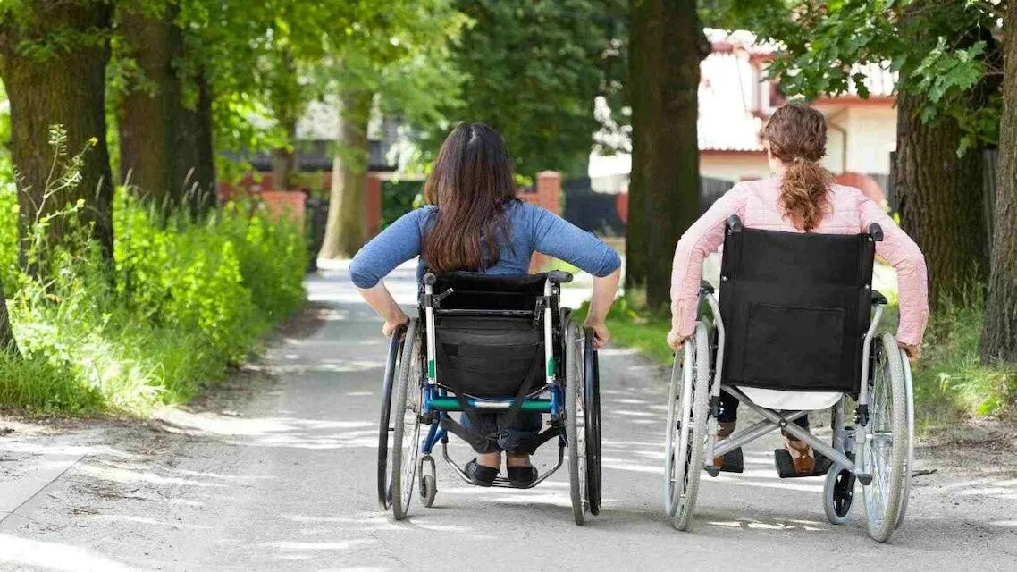 Инвалиды в италии. Счастливые инвалиды. Disable during. Disable during. Disabled people care.