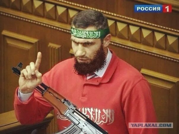 Мусульманский палец. Указательный палец вверх чеченцы. Указательный палец вверх у мусульман. Кавказец палец вверх. Чеченец жи есть.