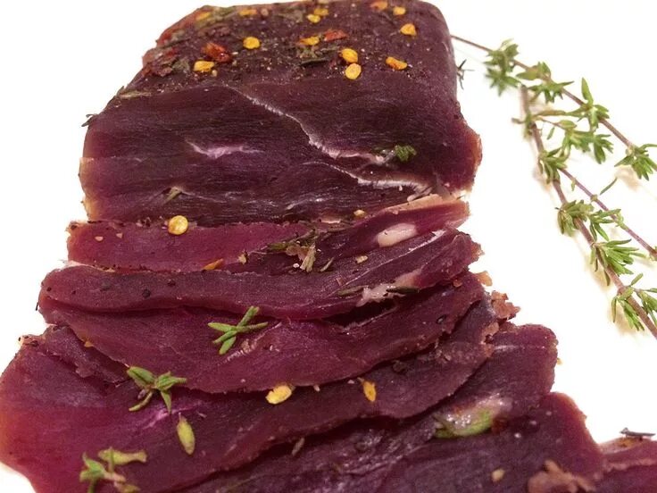 Мясная бастурма. Бастурма армянская. бастурма (вяленая говядина). говядина сыровяленая брезаола.
