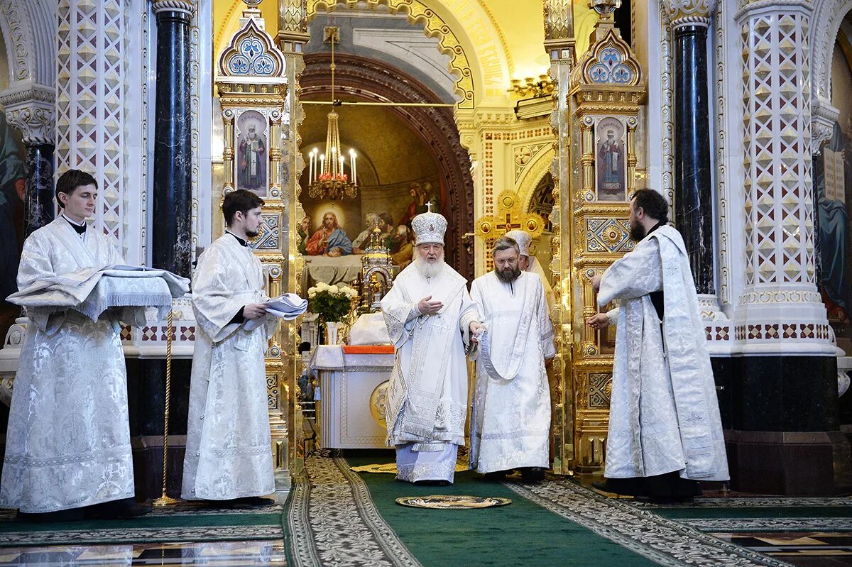 Служба в храме христа спасителя. Христиане в церкви. Храм христа спасителя с крещенским сочельником. Православное богослужение. Храм христа спасителя патриарший трон.
