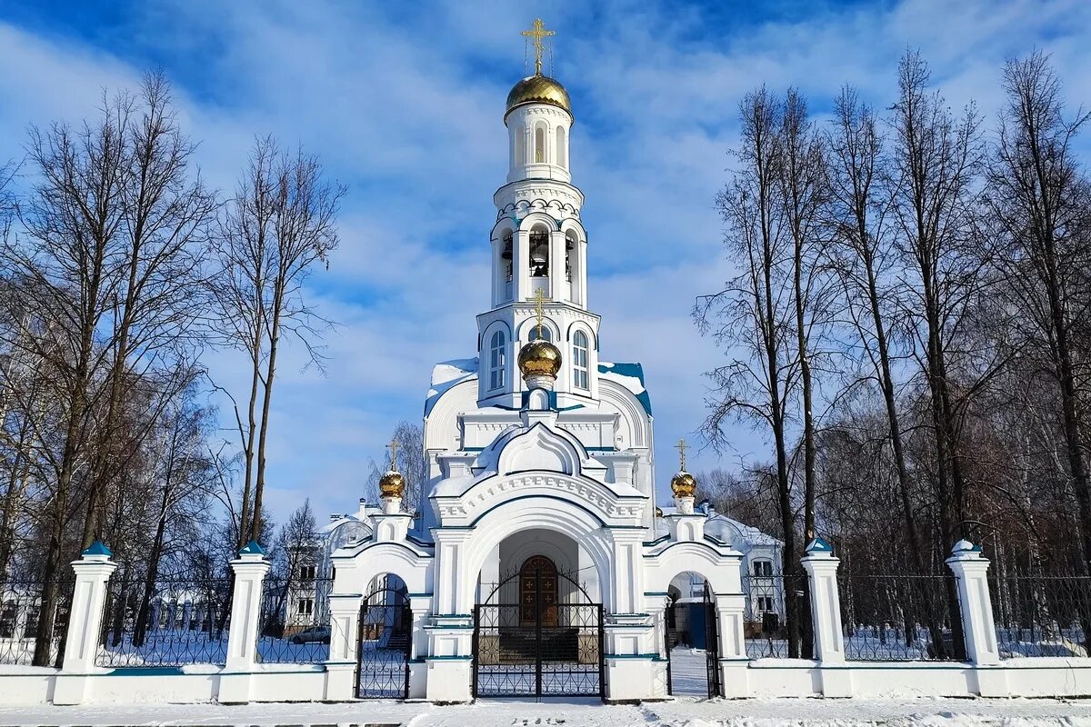 Иконы в храме. Церковь иконы божией матери знамение. Пасхальная полунощница. Храм иконы божией матери всех скорбящих радость йошкар ола. Храм всех скорбящих радость йошкар ола.