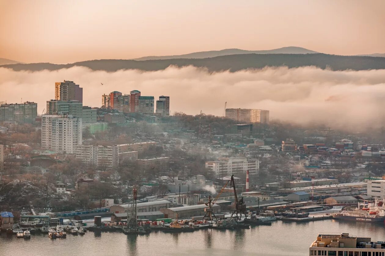 Рогов в городе владивосток 2024. Владивосток туман. Владивосток сопки в тумане. Владивосток мост туман. «Волшебный туман» во Владивостоке.