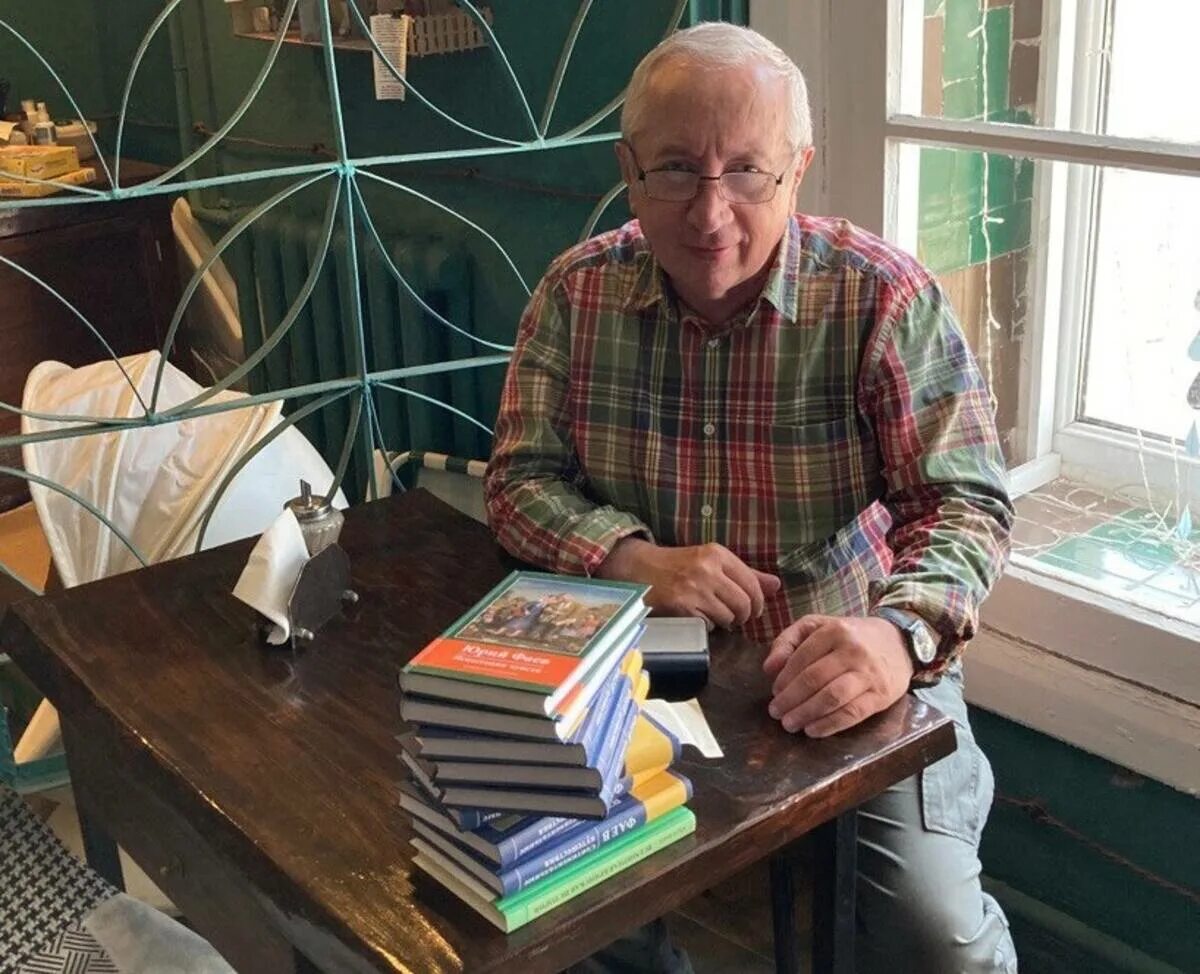 Книги брянских писателей. Чего фаев что. Кто конкретно чего фаевы. Чего фаев что. Чег фаев.