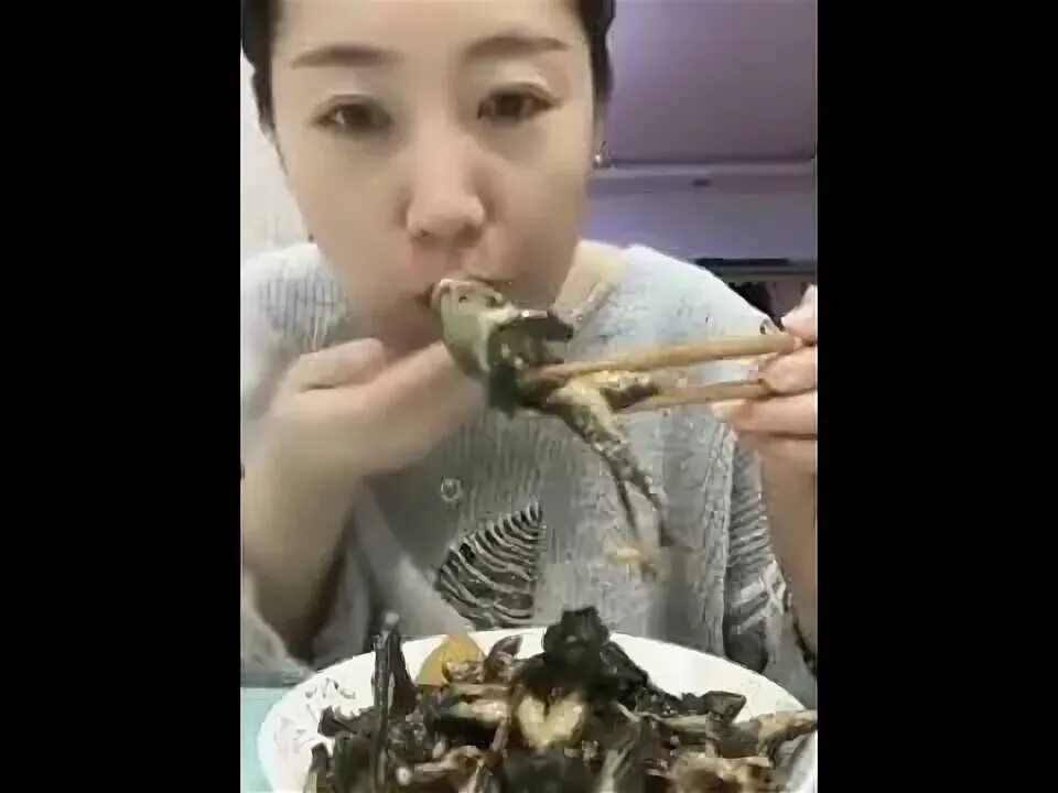 Поцелуй жабы. Девушка есть лягушек. Девочка лягушка. Поцелуй жабы. Поцелуй лягушки.