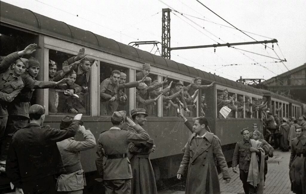 В военные годы переехали в. Эшелоны уходят на фронт 1941. Проводы солдат на фронт 1941 год. Прощание с солдатами на вокзале 1941. Военный эшелон 1941.