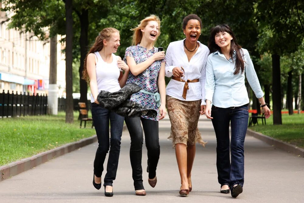 Смешные высказывания про мужа. Шутки про умных женщин. Женщины это те же дети. Прикольные рисунки с надписями. Картинки про сильных женщин с надписями прикольные.