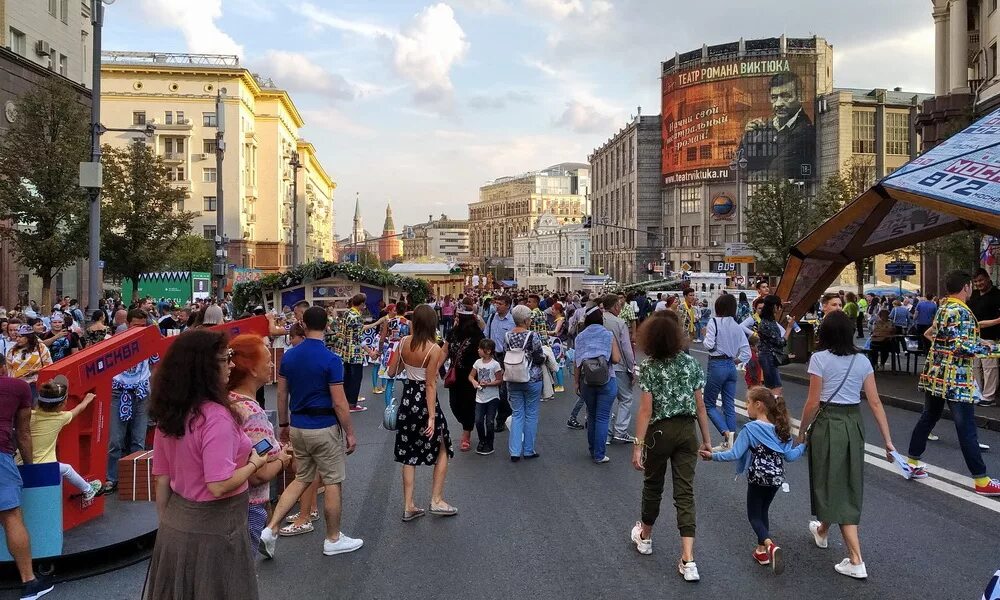 Елка на улице прохожие. День города москва тверская. Молодежь россии. Новогодние прохожие. Движение в москве в праздники.