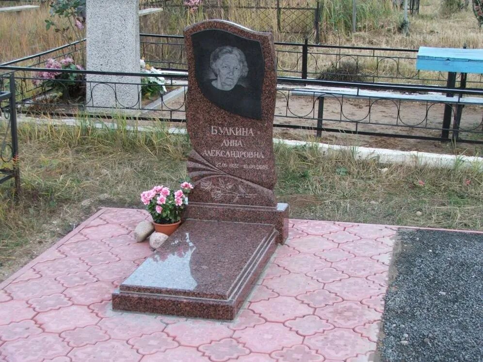 Памятник из красного гранита для военнослужащего в Томске Мастерская "Эвлитос"
