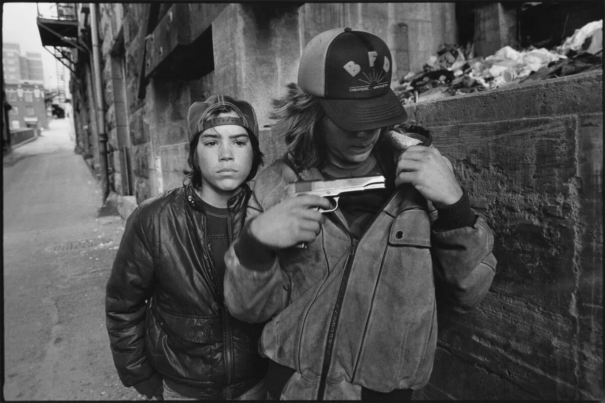 Mary Ellen Mark фотограф. Шпана 2001. Подросток бандит