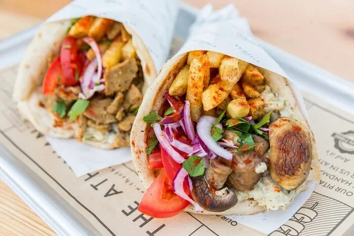 Сувлаки куриные. Сувлаки гирос. Сувлаки отзывы. Гирос с халуми. Пита гирос и сувлаки.