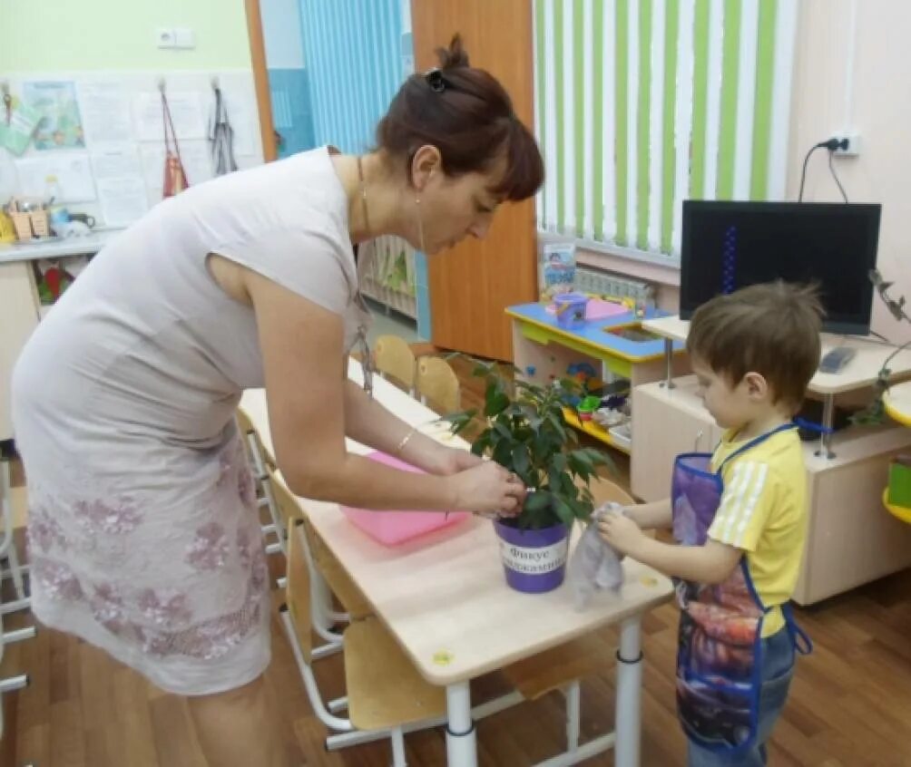 Воспитатель детского сада. Труд в детском саду. Труд детей в детском саду. Труд детей в саду.