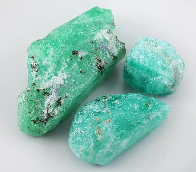 гранат минерал уваровит. жадеит кристалл. изумруд камень природный. эмеральд изумруд. смарагд изумруд.