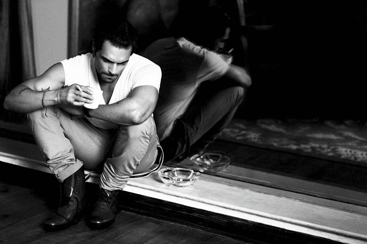 Парень скучает по девушке. Мужчина грустит. Мужчина скучает по девушке. Парень и девушка. Задумчивый мужчина.