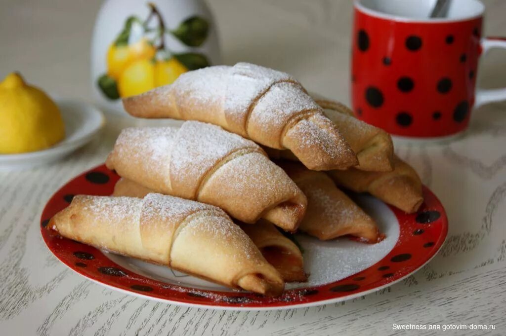 Рогалики с джемом. Рогалики с вареньем. рогрогалики с вареньем. печенье пальчики с повидлом.