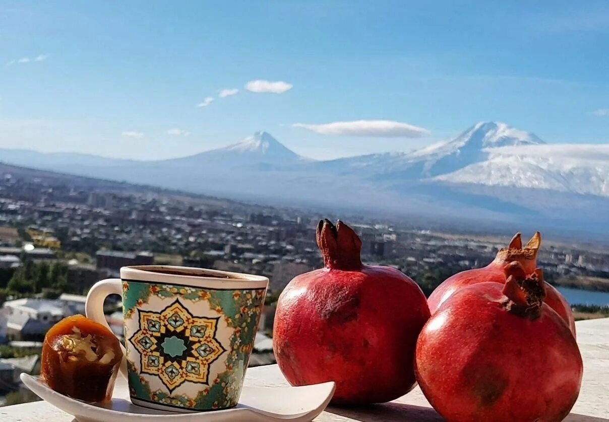 Хорошего дня на армянском. Бари луйс армения. бари луйс на армянском кофе. гранат армения. кофе в горах армении.