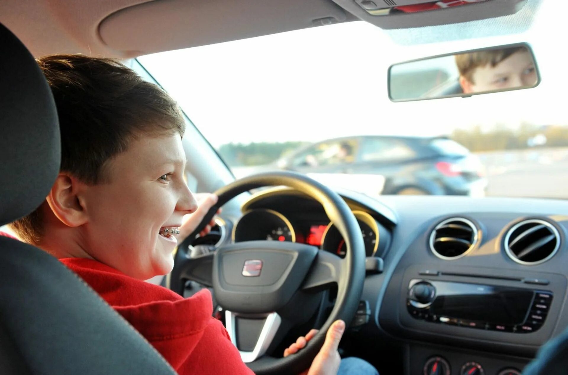 I driving a car now. Машина для подростка. Подросток водит машину. Вождение автомобиля для детей. Машинки для вождения для детей.