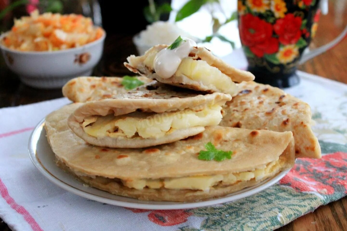 Татарский кыстыбый с картошкой рецепт. Татарская кухня кыстыбый. Лепешки для кыстыбый. Башкирское национальное блюдо кыстыбый. Татарская лепешка с картошкой кыстыбый.