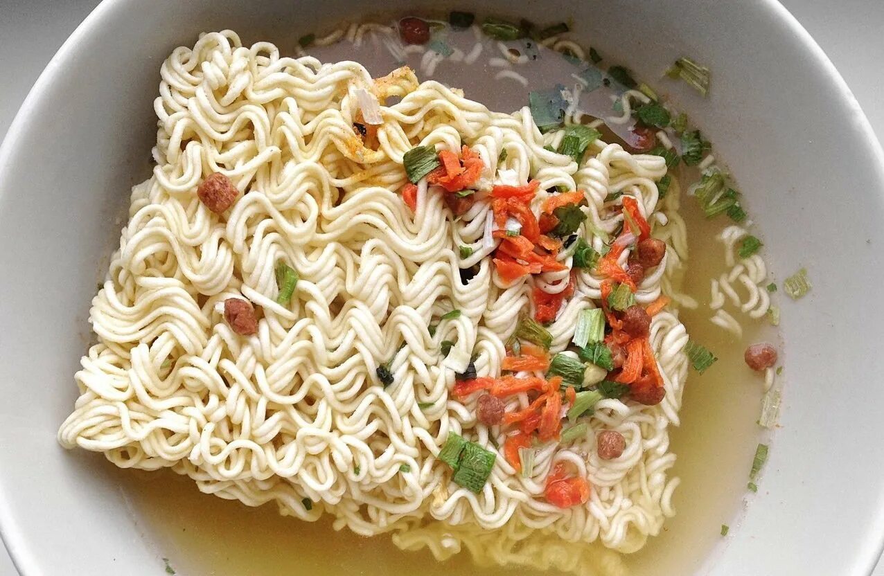 Noodles доширак. Лапша Роллтон доширак. Макароны быстрого приготовления. Лапша быстрого пригото. Вред быстрой лапши