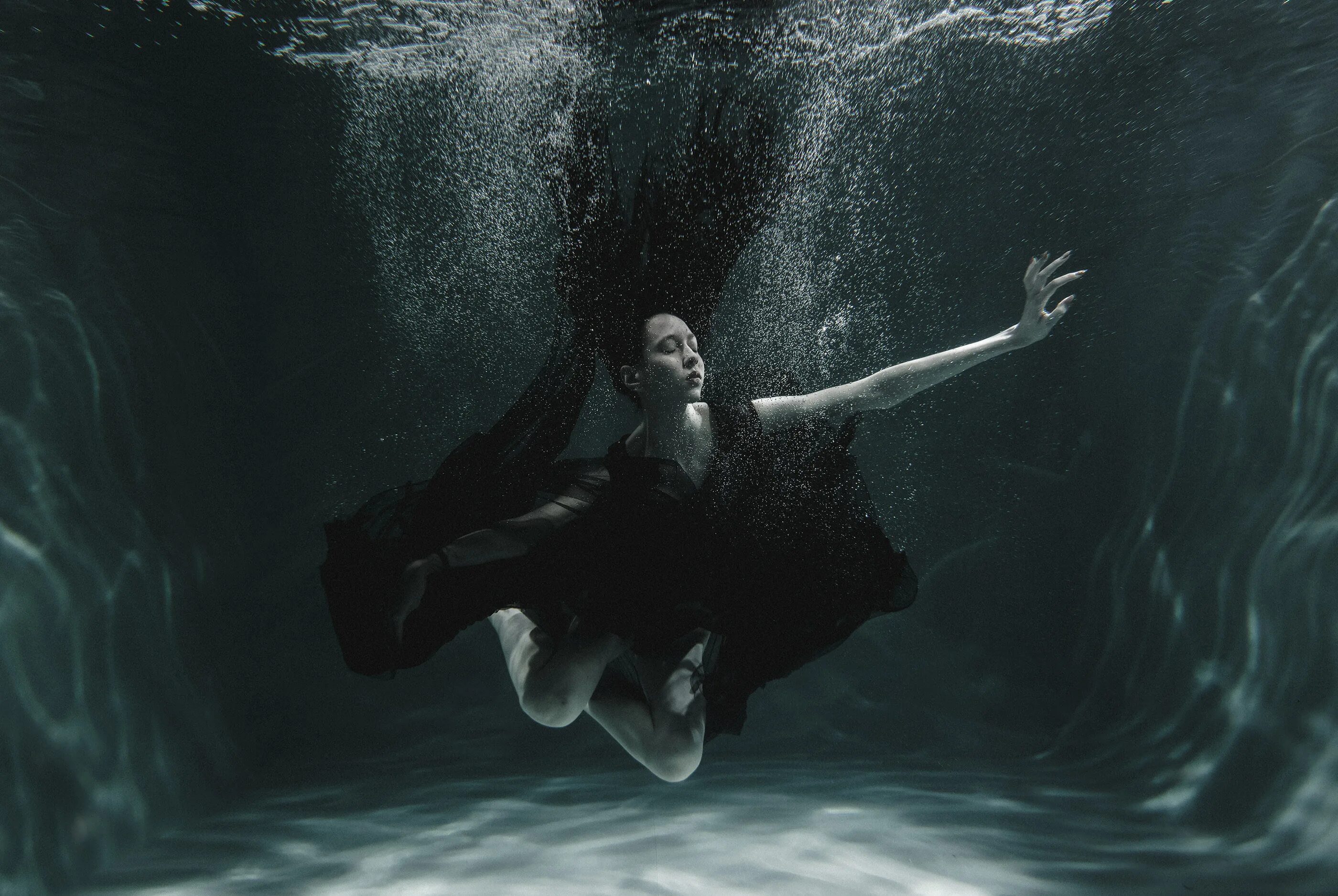 15 про под водой. Девушка под водой. Фотосессия под водой. Фотосессия в воде. Под водой.
