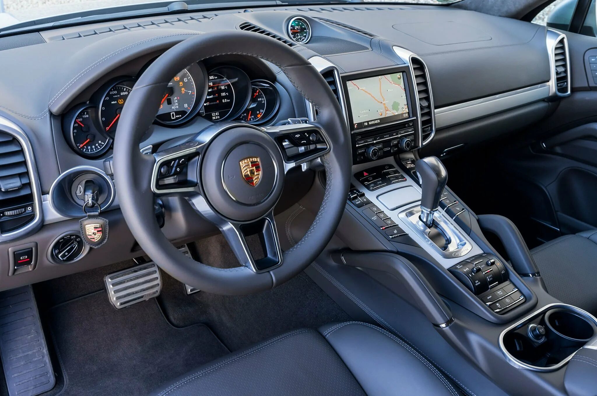 Порше кайен 2011. Porsche panamera 4 2009. Порше кайен 2022 салон. Porsche панамера салон. Порше внутри.
