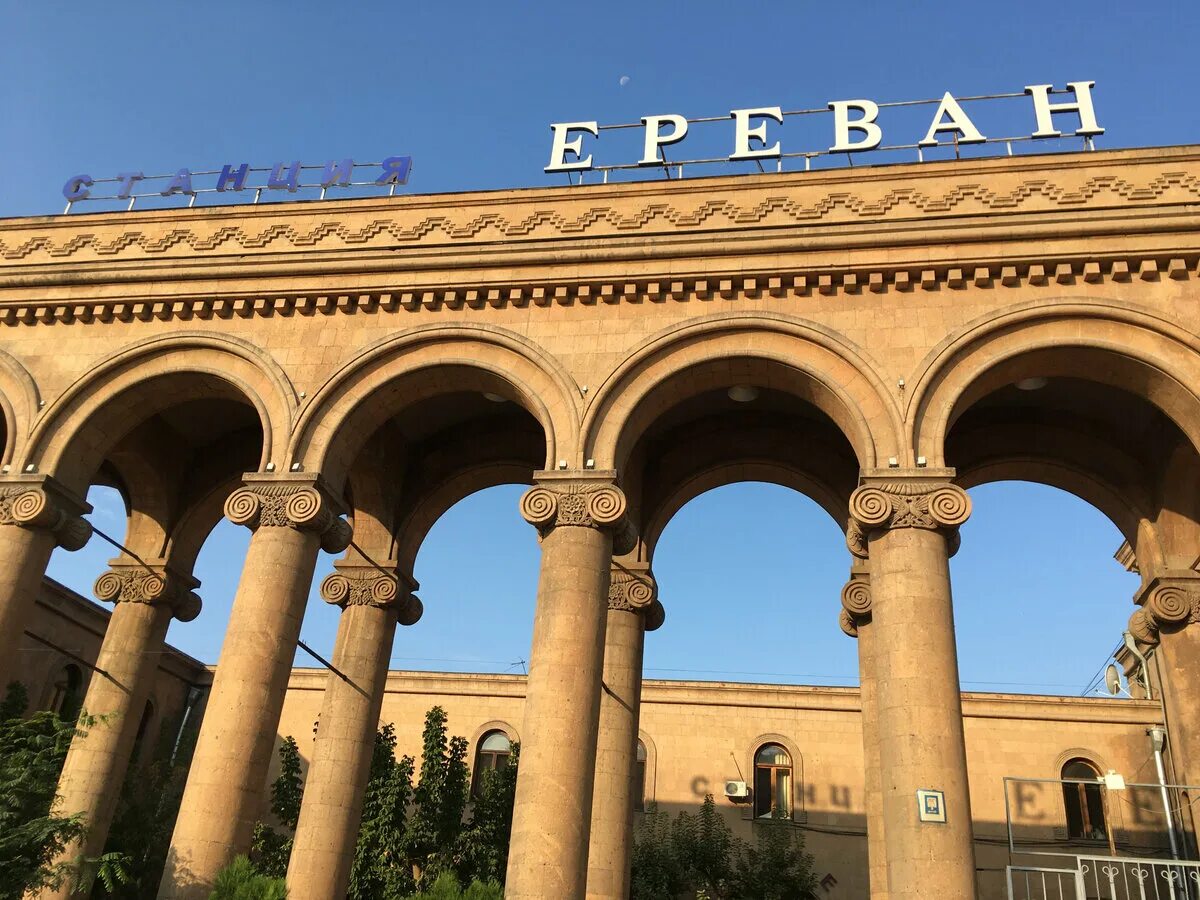 Станция ереван. ЖД вокзал Ереван. Ереван-Гюмри вокзал. Армения вокзал Гюмри. Железнодорожная станция Гюмри.