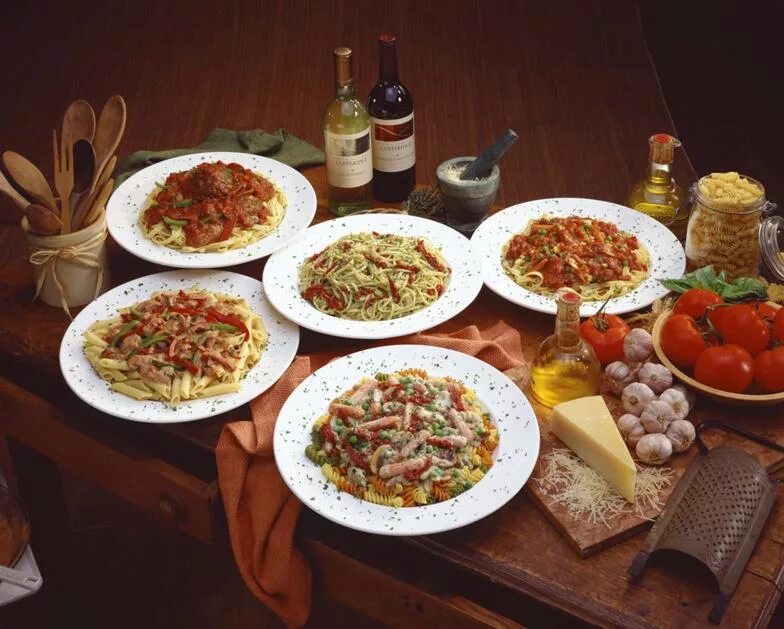 Итальянская еда. Традиционная итальянская еда. Кухня Италии. Итальянский стол с едой.