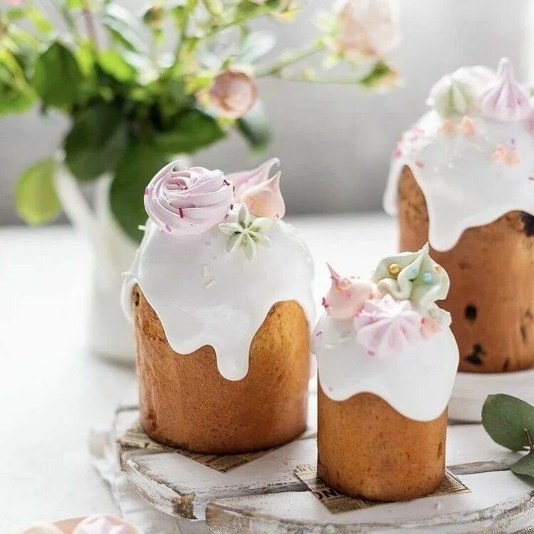 Украсить куличи к пасхе. Красивые куличи. Необычное украшение куличей. Необычное украшение куличей. Самые красивые украшения куличей.