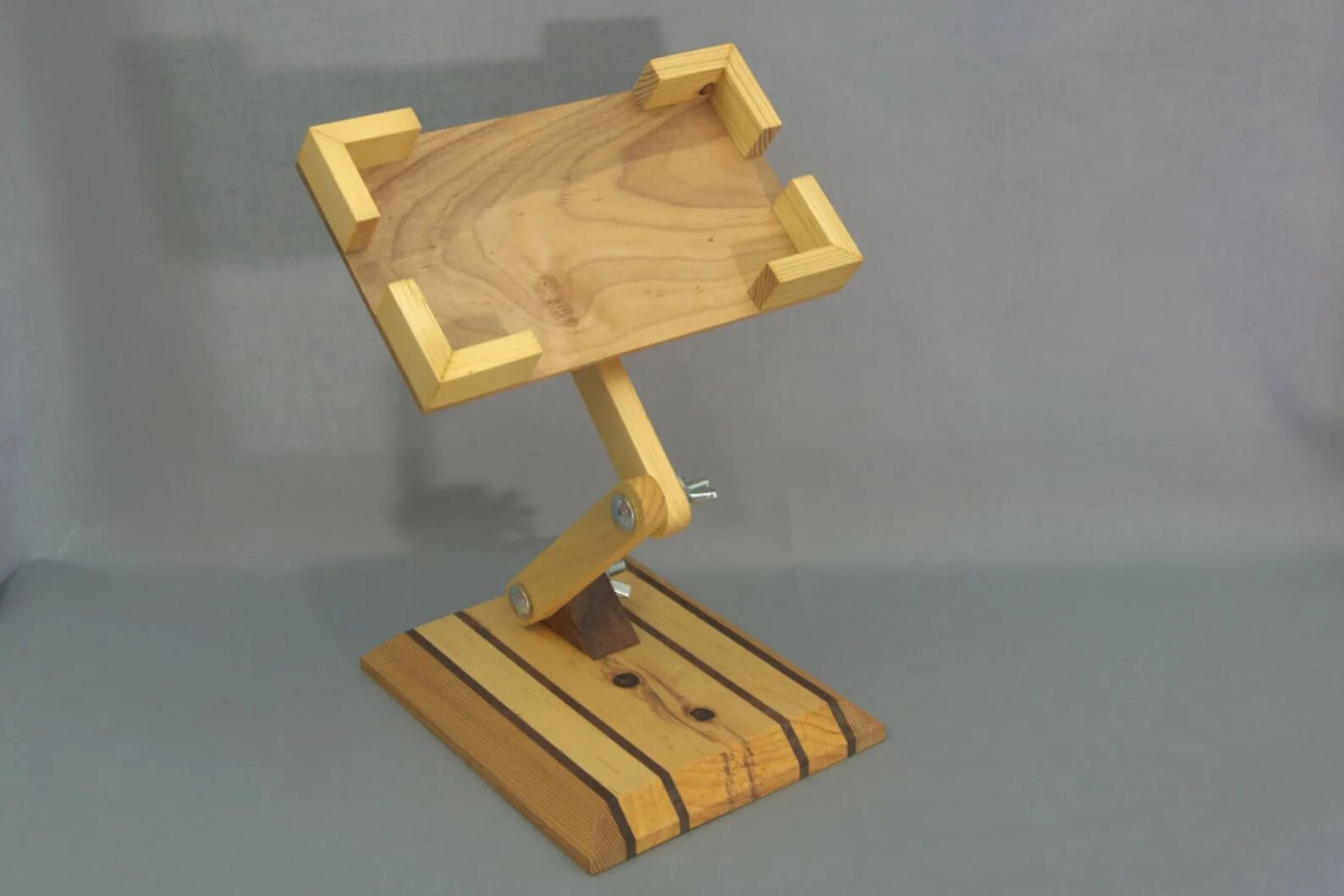 Подставка под ножи спартанец. Поставка на телефон из дерева. Подставка для ручек из фанеры. Проект подставка под. Проект подставка под.