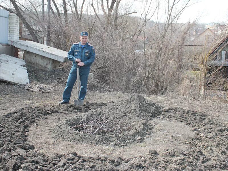 Можно ли жечь ветки на своем участке. Мусорная яма на участке.