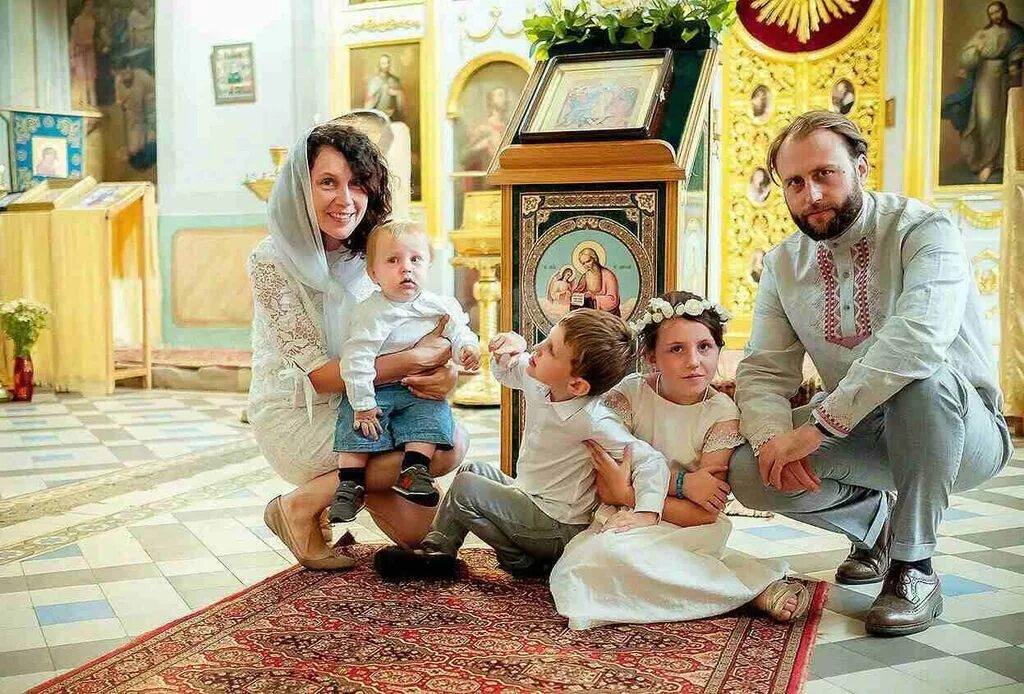 Семья и церковь функции. Православная семья. семья в православии. семья в храме. православная семья в церкви.