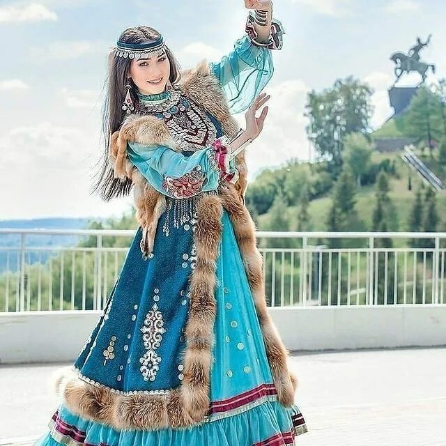 Костюм башкирской красавицы. Башкирские мотивы. этническая мода татарские. башкирские мотивы в одежде. башкирские красавицы в национальных костюмах голубых.