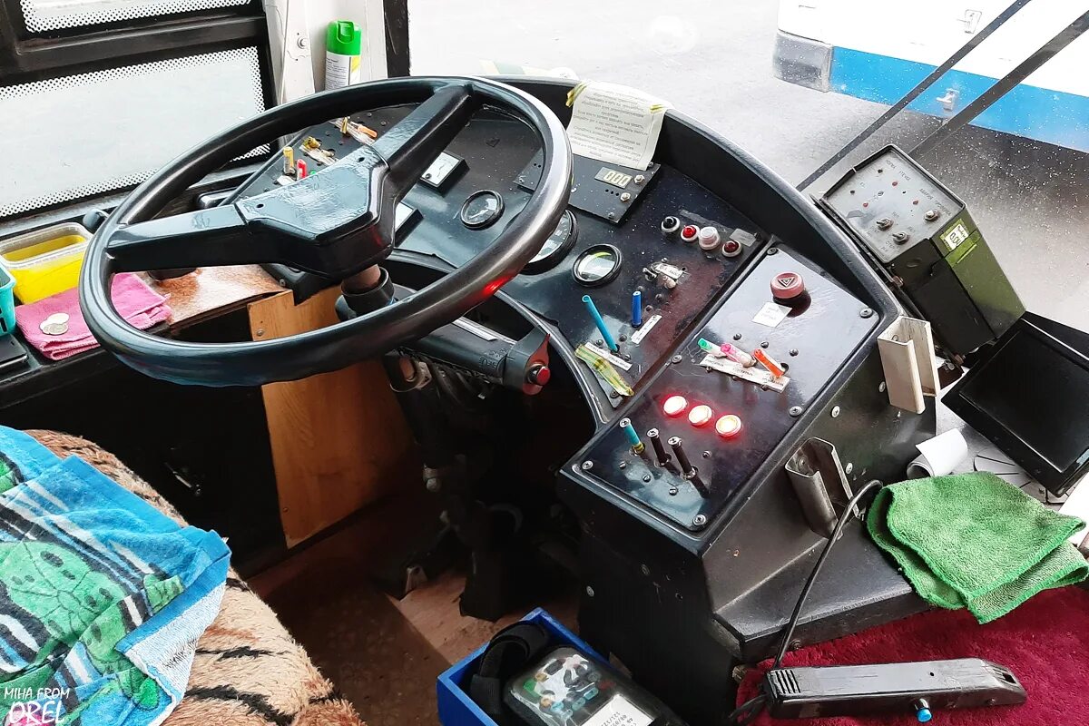Пульт водителя троллейбуса зиу 682г. Зиу 682 гоо кабина. Вмз 463 кабина. Троллейбус место водителя. Зиу 682 016 салон кабина водителя.