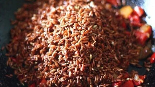 Красный ферментированный рис. Девзира красная. Красный рис состав. Красный рис состав. Рис красный нешлифованный.