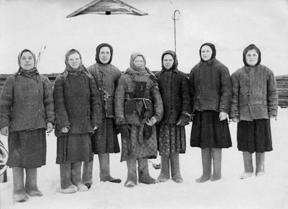 Женщина в ватнике. Деревенская одежда. Сельская одежда СССР. Женщина в фуфайке. Одежда колхозницы СССР.