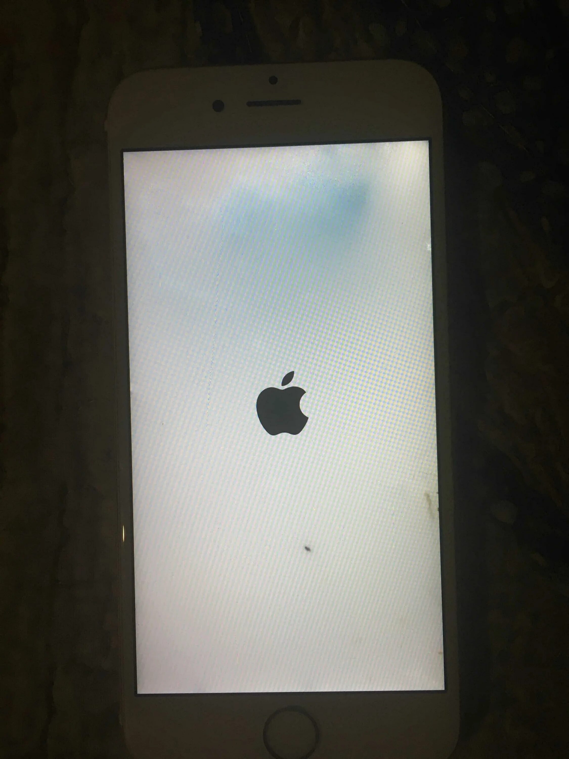 Iphone загорелся. Айфон выключился горит яблоко. На iphone горит яблоко. Айфон 6 горит яблоко. Выключаешь айфон включается