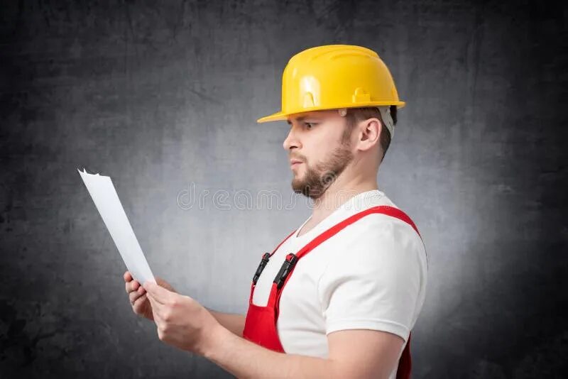мужчина строитель. задумчивый строитель. рабочий удивить. удивленный строитель. озадаченный строитель.