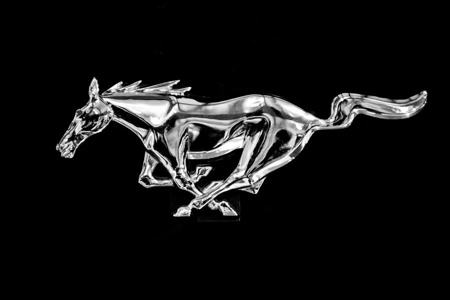 Знак мустанга. Mustang значок. Форд Мустанг эмблема. Логотип Мустанг на черном фоне.